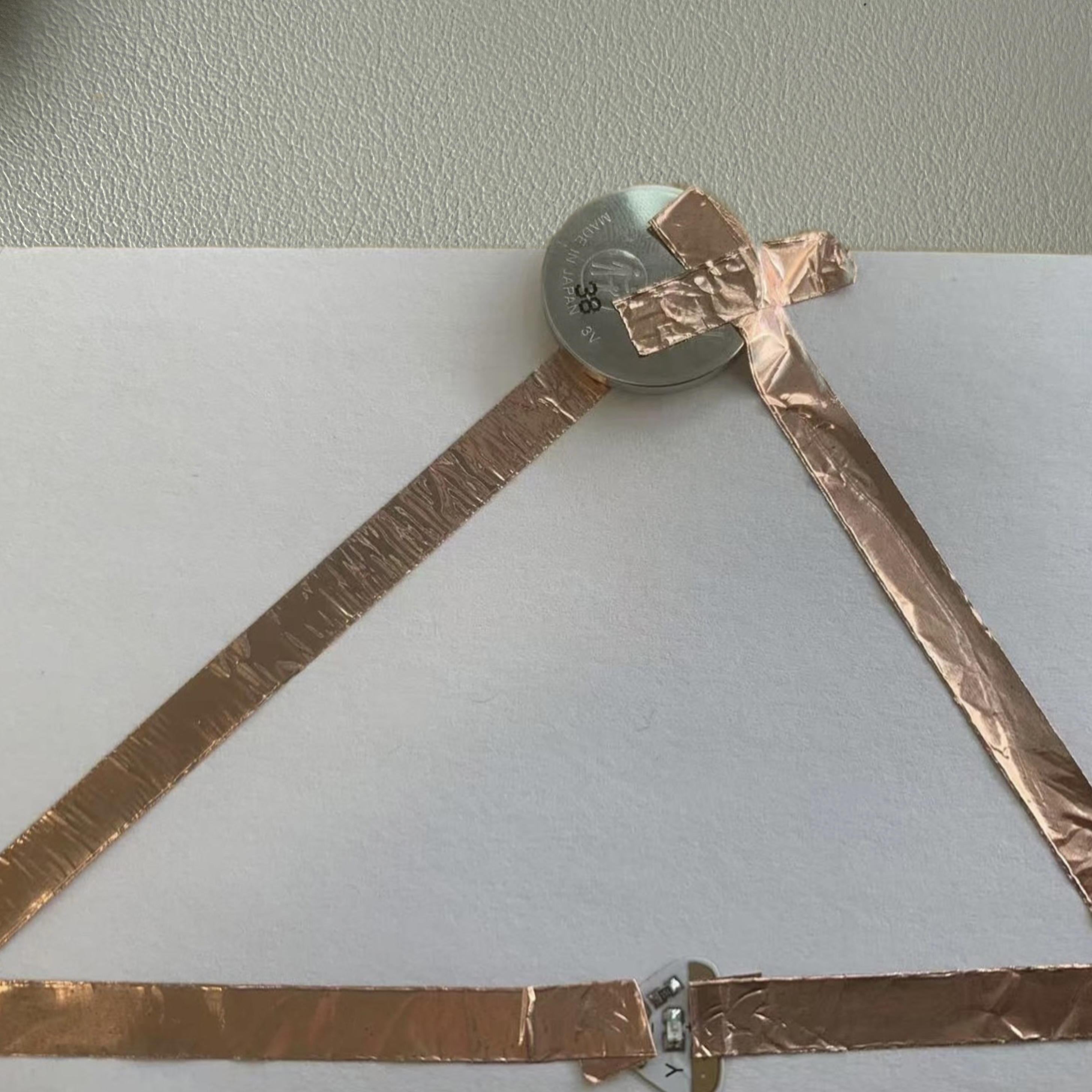 I pressed the connections to test the triangular circuit, and the LED lit up with an orange glow, confirming it works properly.