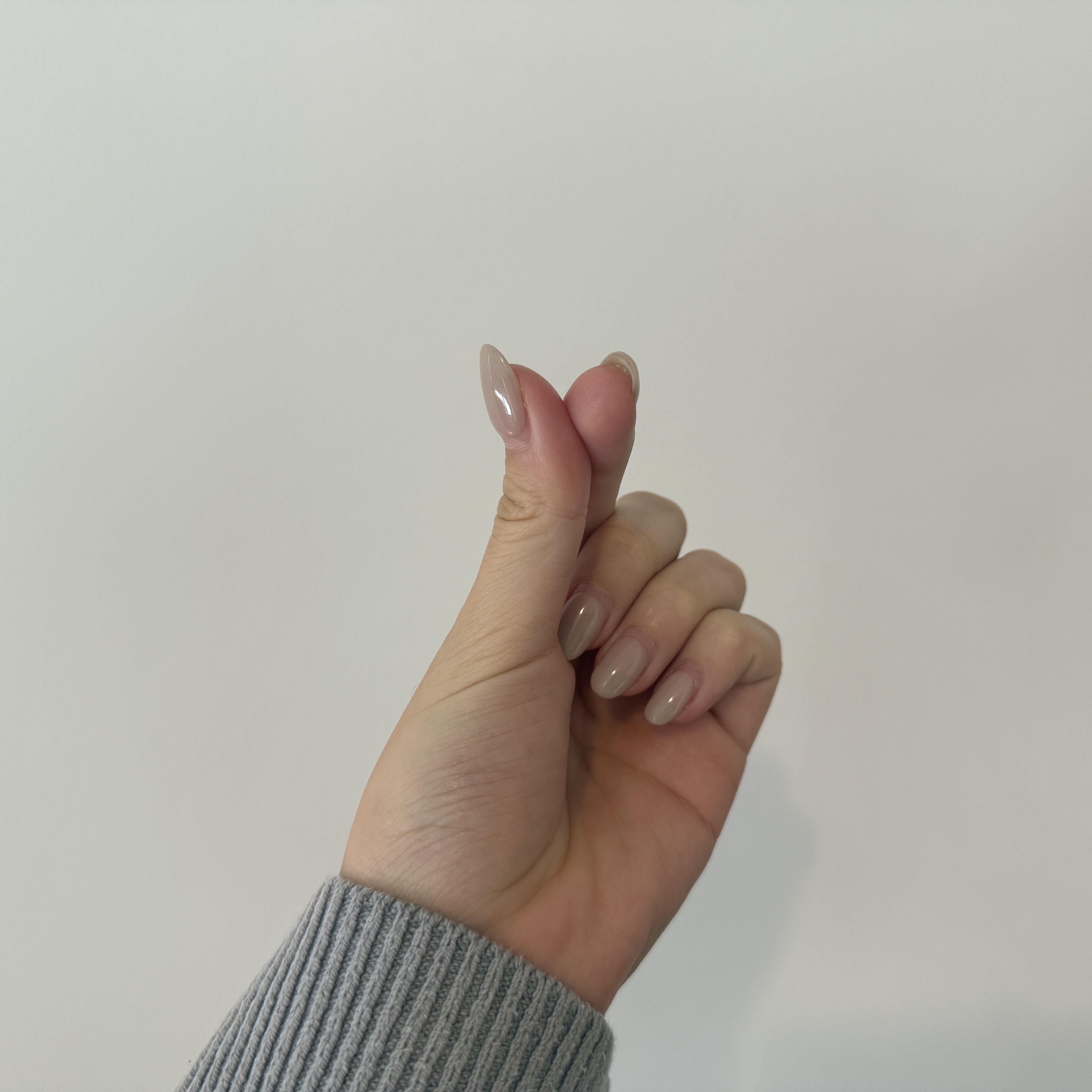 A crisp sound made by rubbing and flicking fingers together.